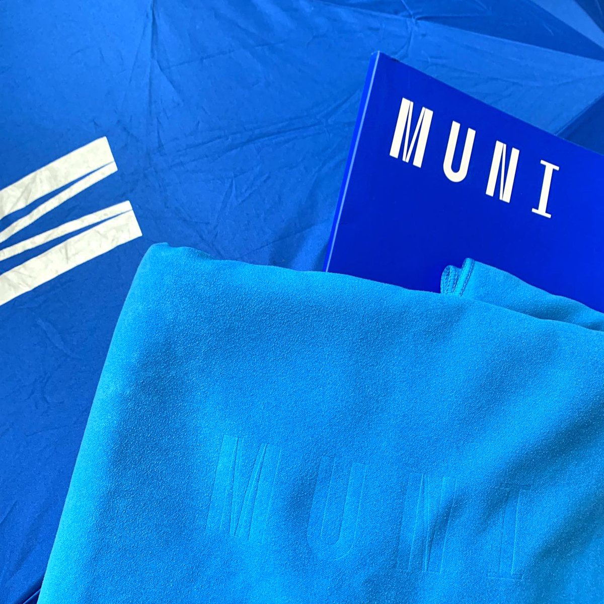 muni_cz's tweet photo. Deštník 🌂✅
Poznámky 📝✅
A hlavně ručník! 🤩✅
#rucnikovyden #towelday #internationaltowelday https://t.co/UJ8WHLz1u5