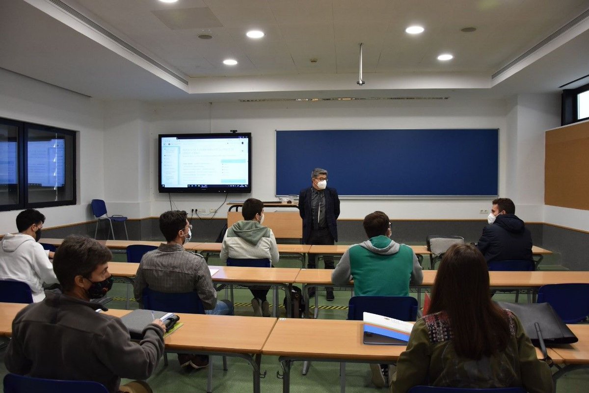 #MAES en CEU Andalucía, una completa formación para ejercer la docencia➡️ Muchos recién titulados y profesionales experimentados optan por completar esta titulación para ampliar sus posibilidades laborales buff.ly/3uiy1Om <a href="/BeatrizHoster/">Beatriz Hoster</a> <a href="/_Alvarolama/">Álvaro Lama</a>