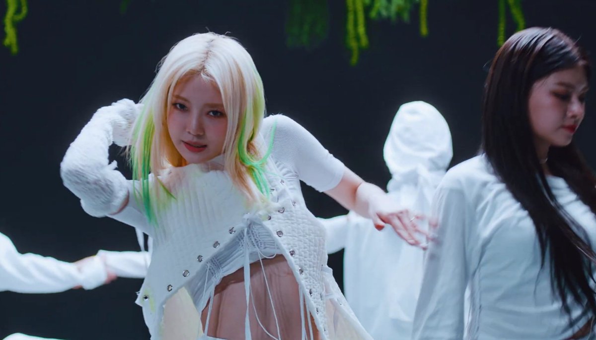 Everglow pirate. Корейская группа everglow. Everglow zombie. Эверглоу группа. Группа кей поп everglow.