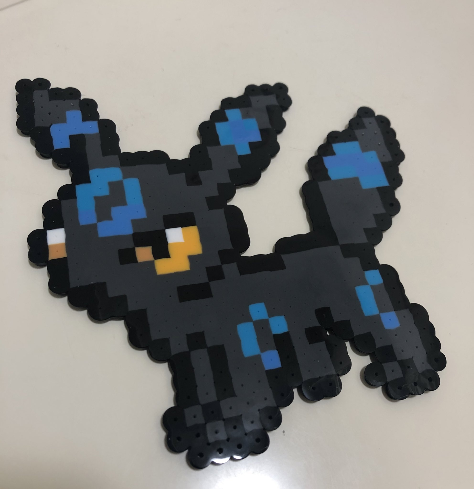 なやここ ポケモンアイロンビーズ図案つくる人 スゴい 感動 色違いのブラッキーかっこよすぎです アイロンビーズ ブラッキー Twitter