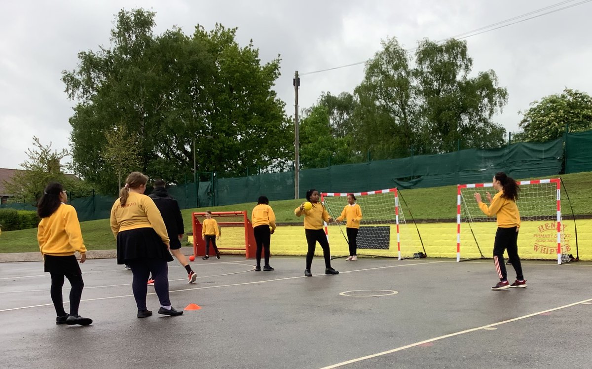HenryWhipple1's tweet photo. Year 6 excellent handball this morning and teamwork thank you @NextLevelSportX #PEenrichment #PEexperience https://t.co/PZsxQo2Suy