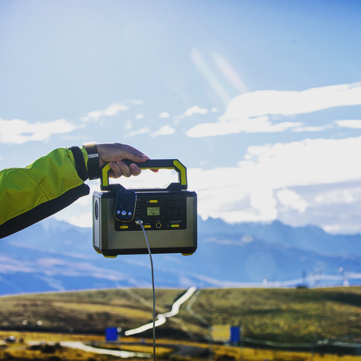 Daisy77051's tweet photo. The NPS200 is an ultra-portable power station with a foldable handle and a capacity of 196.56Wh. It can charge the iPhone 12 pro about 17 times, ideal for family gatherings, camping for 2-3 days.
.
#powerstation #camping #nps200 #nps400 #nps600 #photography #outdoor #powersupply https://t.co/WwHjtMobTI