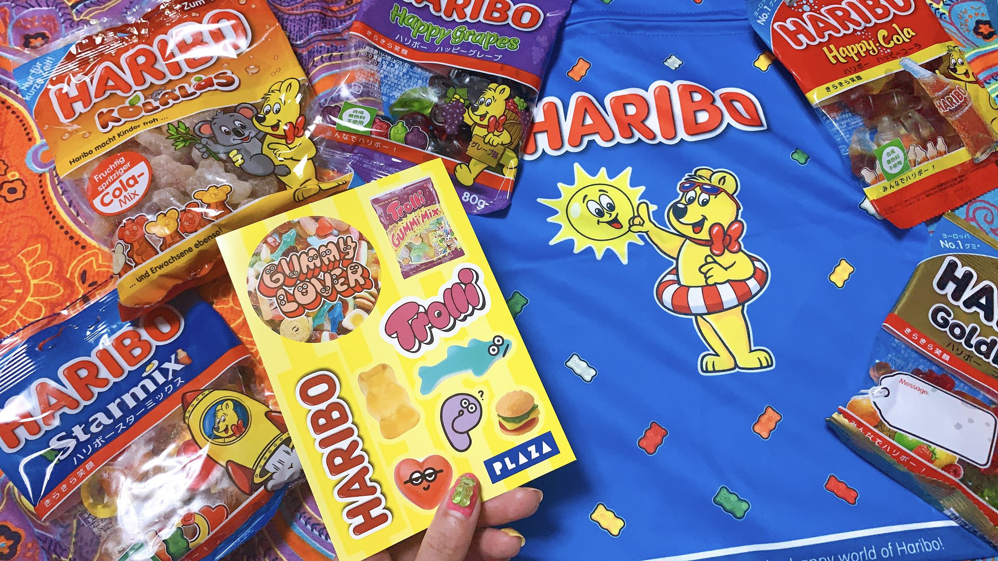 日本ハリボー協会 今plazaでグミのプロモーションが開催されていますが 今日からharibo などのグミを1点以上お買い上げでこのステッカーが貰えます しかもなんとhariboの夏のグッズ付きセットがお目見えしてたよ 水に強いチャック付きポーチ これは買い 日本ハリボー協会 今plazaでグミのプロモーションが開催されていますが 今日からharibo などのグミを1点以上お買い上げでこのステッカーが貰えます しかもなんとhariboの夏のグッズ付きセットがお目見えしてたよ 水に強いチャック付きポーチ これは買い