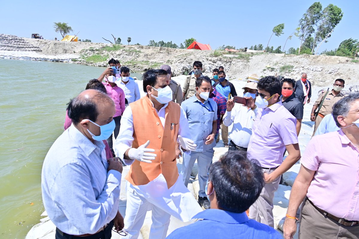 मा. मुख्यमंत्री श्री <a href="/myogiadityanath/">Yogi Adityanath</a> जी के निर्देशन पर आज मा. जलशक्ति मंत्री डॉ० <a href="/bjpdrmahendra/">Dr. Mahendra Singh</a> जी ने जनपद हरदोई के राजघाट पर सिचाई एवं जल संसाधन विभाग द्वारा कराए जा रहे  बाढ़ बचाव कार्य का स्थलीय निरीक्षण कर समय से परियोजनाओं को पूर्ण करने का निर्देश दिए।