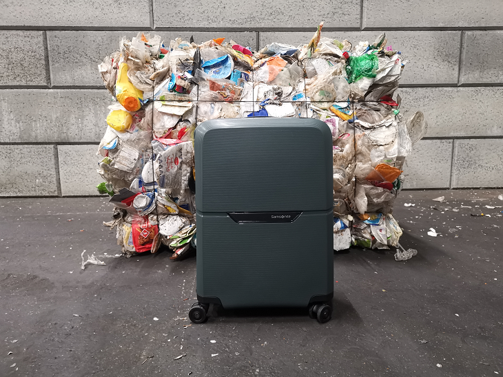 Veolia_BeLux's tweet photo. Wist je dat de #MagnumEco koffer uit 483 yoghurtpotjes en 14 PET-flessen bestaat? Dit dankzij een korte, lokale keten: ons PMD-afval belandt via 
@suez bij @QCPolymers en komt vervolgens via @MySamsonite weer bij ons als consument terecht.
➡️https://t.co/IATi934Anp #plasticwaste https://t.co/FlnnSVOcek