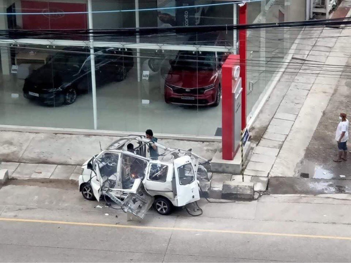 soezeya's tweet photo. BREAKING. Car boom blast in Yangon at least one wounded on Tuesday evening #WhatsHappeningInMyanmar https://t.co/Pz1SWZcSVy