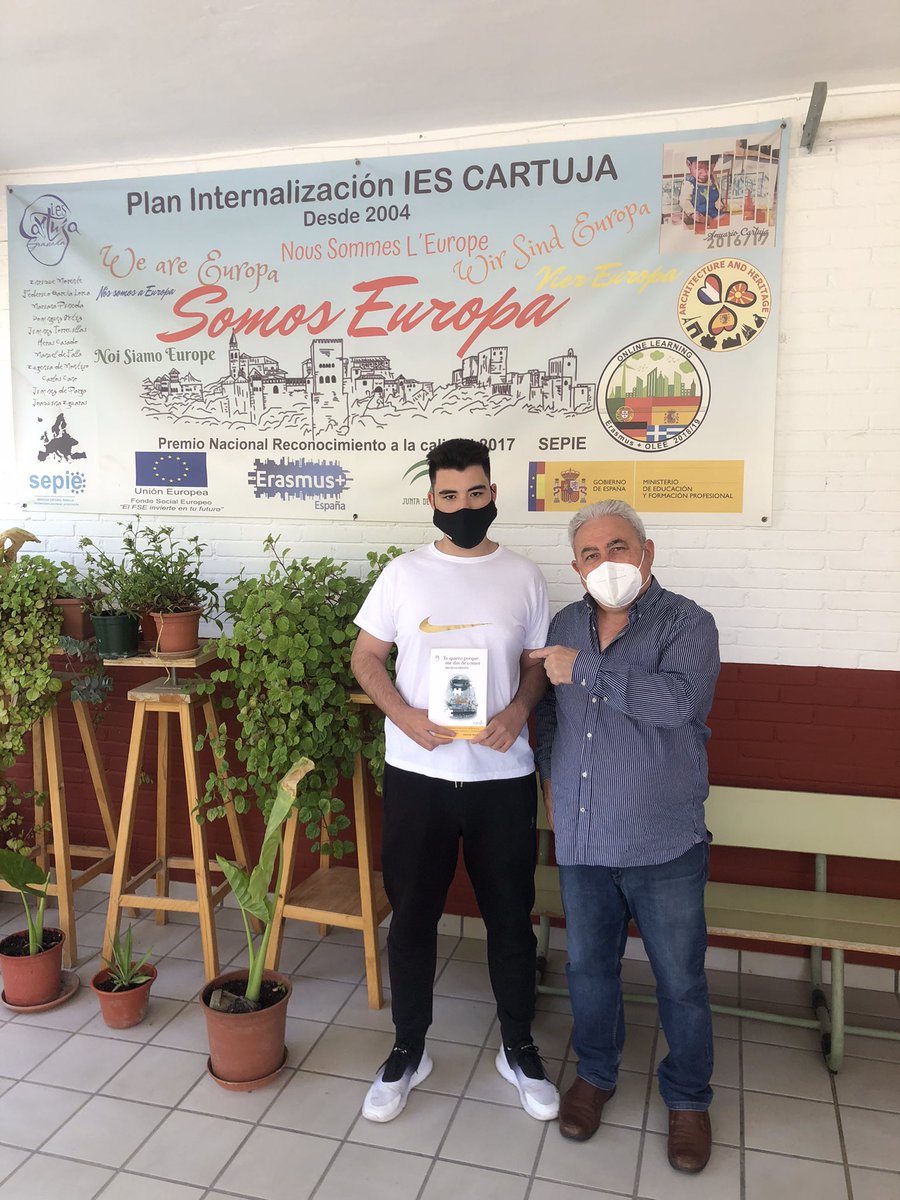 En la comunidad #CyACartuja aprendemos y obtenemos premios a los mejores trabajos ¡gracias a <a href="/monicacillan/">Mónica Cillán</a> e <a href="/ImagoSM/">ImagoSM</a> por su colaboración curso tras curso ¡que lujo! 👏👏

¡Felicitaciones a <a href="/albacastediaz/">Alba Castellano</a> y @JesusJuarezOrtg! 🙌🏻

#AttAlClienteIA #AtenciónAlCliente #ImagoSM #FP