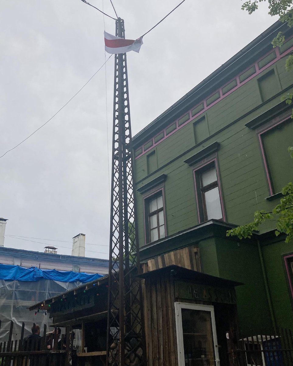 Šodien Kaņepes Kultūras centrā sāk plīvot balti-sarkan-baltie brīvās Baltkrievijas karogi.  Mēs izsakām solidaritāti ar baltkrievu tautu, ar visiem kaimiņvalsts politiski represētajiem. Brīvību Baltkrievijai!

#BrīvībuBaltkrievijai #FreeBelarus #жывебеларусь