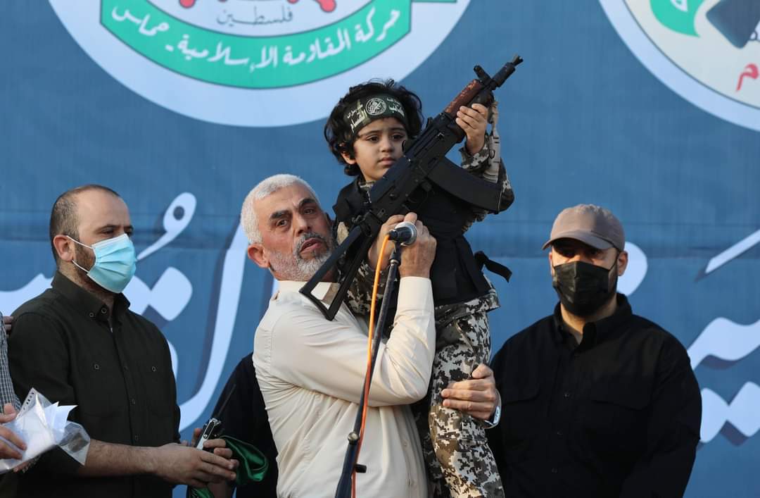 #Hamas Estos son los hombres del futuro. Criados para ser mártires. Si la ONU calla y los defensores de los DDHH sacan la cara por ellos, hacia dónde nos dirigimos como humanidad. Hasta la <a href="/Unwra/">UNWRA</a> dice que en #Gaza hay un gobierno teocrático
