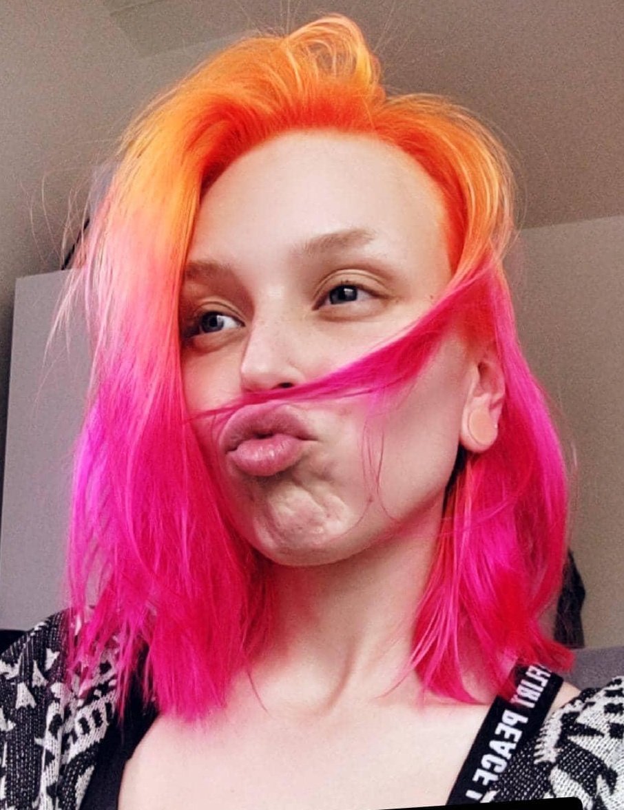 I'm having a special BIRFDAY STREAM on Thursday 🥳 I bought way too many party hats... But I'm determined to Wear. Them. All.

Join us from 18:00 CEST 🥰