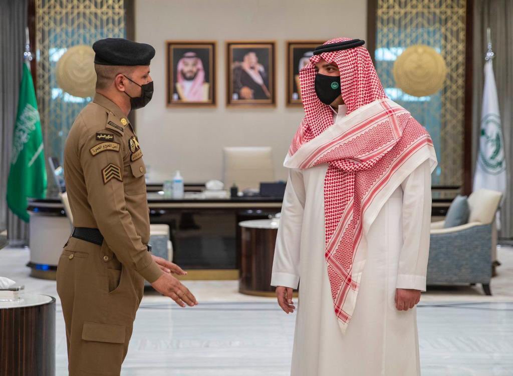 #صورة 🔴
.
.

سمو وزير الداخلية يستقبل رجل الأمن "محمد الزهراني" الذي تصدى لشخص حاول الصعود على منبر #الحرم_المكي يوم الجمعة الماضي.

.
.