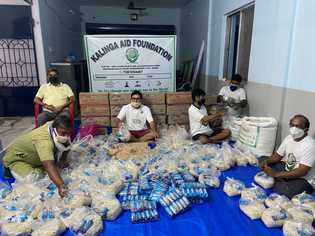 kalingaaid's tweet photo. #KalingaAidFoundation Volunteers are packing Dry food Materials as advance preparation for distribution to the needy people as  #CycloneYaas will landfall tommorow in #Odisha .

@CMO_Odisha @Naveen_Odisha @Amar4Odisha @CuttackDM @dcp_cuttack @CMCCuttack @paradipport @PdpMnc_2002 https://t.co/saAkIVdgPs