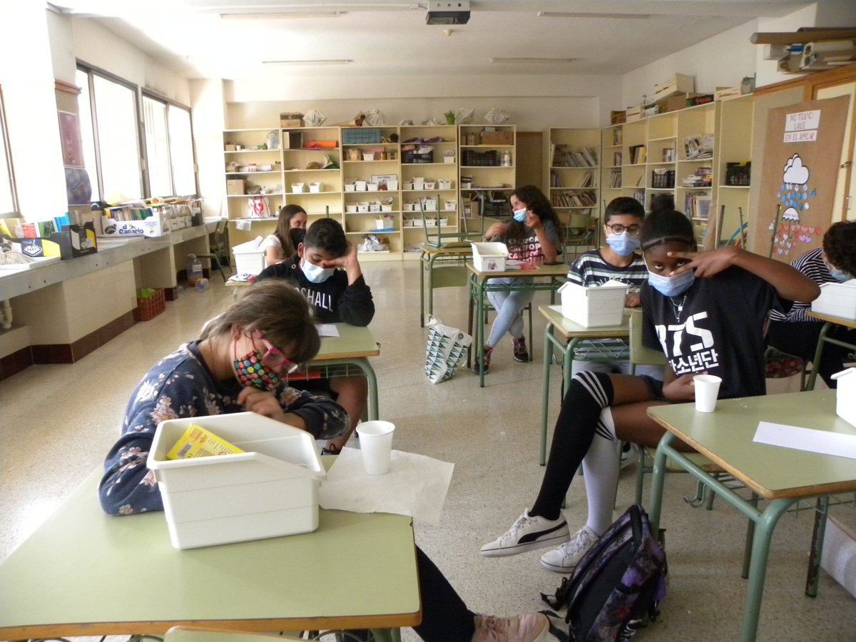 bloqueabloque's tweet photo. En #BAB analizamos la #educaciónemocional a través de actividades que promueven la expresión artística de NNA como un cuentacuentos o marcapáginas con mensajes positivos. Tod@ han reflejado mensajes positivos y esperanzadores ❤️🤗 #ceipperseidas #BAB  #gestionemocional https://t.co/OTEEwNGpQ9