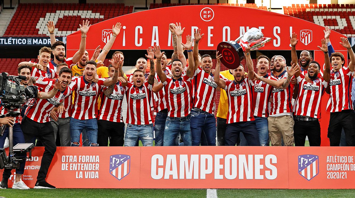 Atleti's tweet photo. 📽📽 ¡𝙃𝙤𝙮 𝙩𝙚𝙣𝙚𝙢𝙤𝙨 𝙨𝙚𝙨𝙞𝙤́𝙣 𝙙𝙤𝙗𝙡𝙚!
⌚ 𝟭𝟵:𝟬𝟯 Estreno del #ATMInsider en nuestras redes
⌚ 𝟮𝟯:𝟬𝟬 Nuestros amigos de @movistar_es se marcan un 'doblete' rojiblanco en @vamos:
👉'El Atleti del Doblete' y a continuación el #ATMInsider íntegro. https://t.co/2V8sav79ac