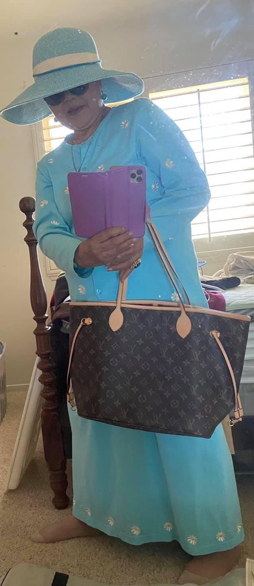 A2MMother's tweet photo. Louis Vuitton vs. Hermès?
Either way, I can’t win...

#accordingtomymother 
@LouisVuitton @Hermes_Paris
 ¯\_(ツ)_/¯ https://t.co/QpE345rgCS
