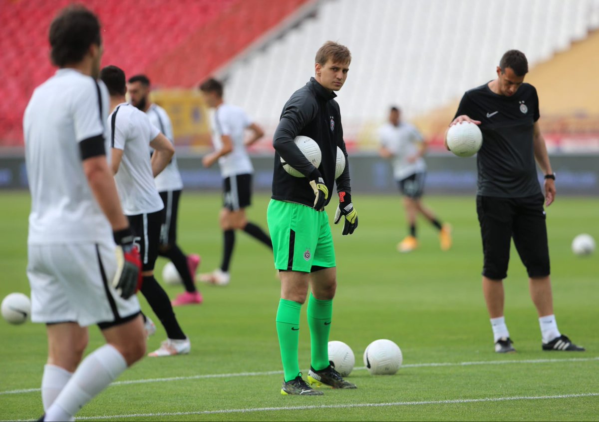 FKPartizanBG's tweet photo. Zagrevanje pred meč finala Kupa Srbije💪⚫⚪⚫⚪ #finale #KupSrbije #fkpartizan #samopartizan https://t.co/VB1KbR4P36