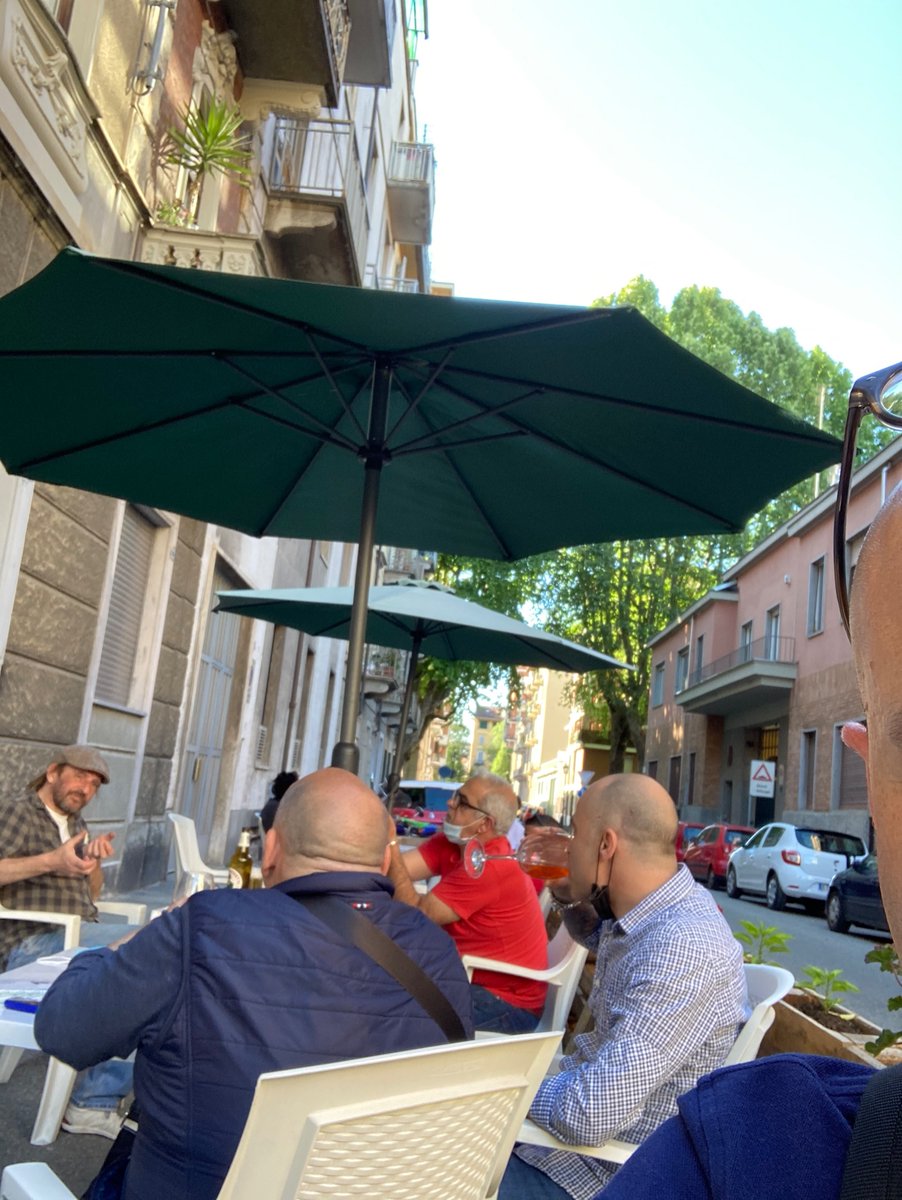 Torino mi piace perché ha ancora questi posti ‘fane’’, con arredi anni ‘60/‘70 in centro città. E con personaggi che all’aperitivo parlano di cavi e viti.