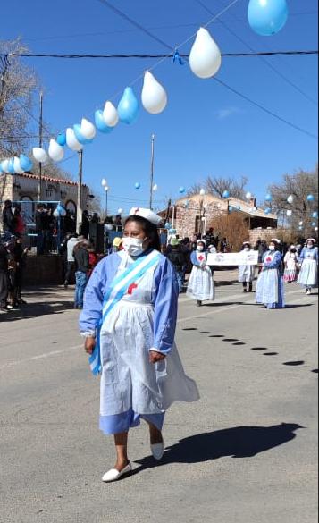 Me llega esta foto de #Abrapampa. La puna jujeña se vistió de fiesta para celebrar nuestra patria y hacer honor a lxs trabajadorxs de la salud

Emociona ver a una compañera delegada de #AtsaJujuy representarnos. En cada rincón del país, lxs trabajadorxs de Sanidad estamos de pie.
