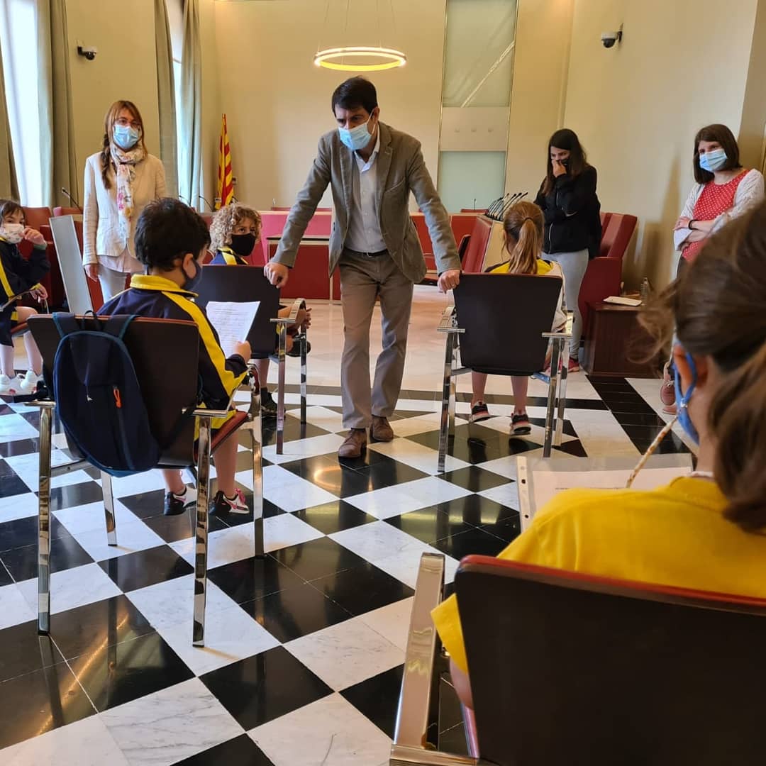 Avui els alumnes de 3r B han anat a l'Ajuntament. Han conegut al Marc Castells, l''alcalde, i a la Patricia Illa, la regidora d'ensenyament i esports d'Igualada. Els hi han pogut proposar millores per la nostra ciutat! #escolaramoncastelltort #ramoncastelltort #amparc #Igualada