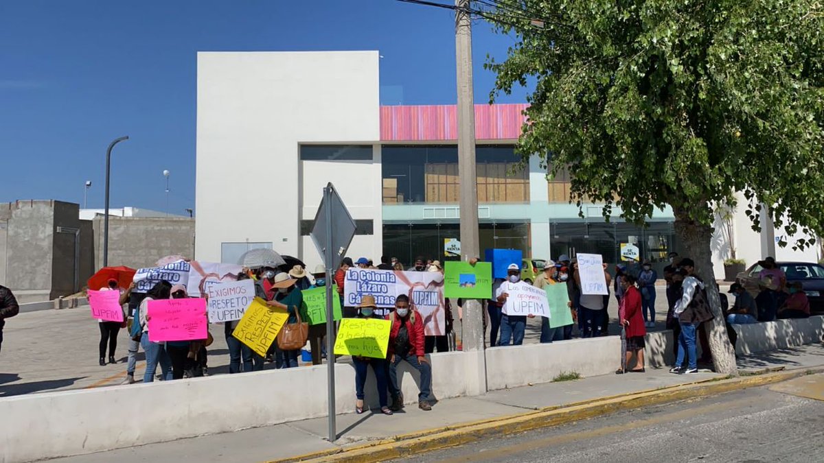 MilenioHidalgo's tweet photo. #Entérate Acuden cerca de 90 personas de localidades y colonias del municipio de Francisco I. Madero al @CongresoHidalgo para pedir que no se permita la reapertura de la Normal del Mexe en Tepatepec #Hidalgo. Llevan 3 oficios y 2 mil 200 firmas de apoyo. https://t.co/avOdqQD40T