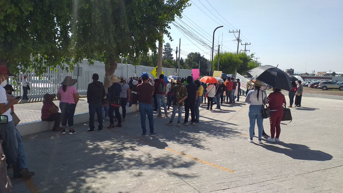 MilenioHidalgo's tweet photo. #Entérate Acuden cerca de 90 personas de localidades y colonias del municipio de Francisco I. Madero al @CongresoHidalgo para pedir que no se permita la reapertura de la Normal del Mexe en Tepatepec #Hidalgo. Llevan 3 oficios y 2 mil 200 firmas de apoyo. https://t.co/avOdqQD40T