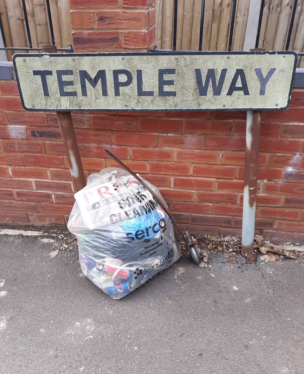 Litterwatch1's tweet photo. Jane has been out on her second #Litterpick of the day on #Templeway #Tividale collected 1 bag of #Litter 
Keep up the good work 😁
#Thankyousomuch 
#Adoptastreet 
@SercoESUK 
@sandwellcouncil 
#volunteeringmakesadifference 
#Keepingsandwellclean https://t.co/ngs08GJMDB