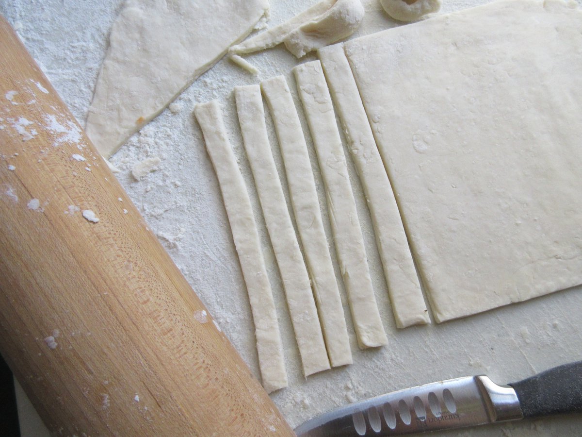 My latest recipe on my food history blog for a simple &amp; quick puff pastry is a keeper.  Short or Flaky Pastry from the 1901 classic The Settlement Cook Book is light, flaky and a recipe that I'll be looking up on my own website in the future!
juliabaird.com/cloud9cookery/…