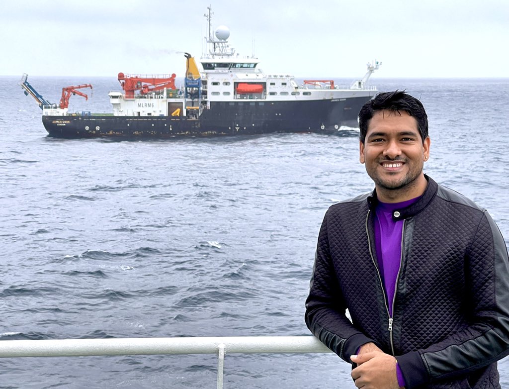 WokilBam21's tweet photo. Just another day at work/office. Trying to be a captain for the day!! #RSSJamesCook visiting us again for intercalibration work. #research https://t.co/GQC7cG6vj9