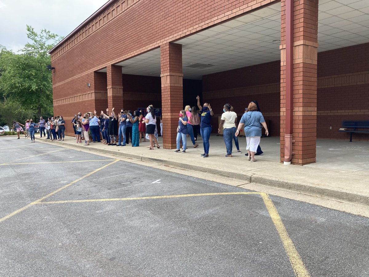PrincipalKenne1's tweet photo. KES waves goodbye to our 21-22 students ❤️Happy Summer😊 https://t.co/0yaaPBwIcG