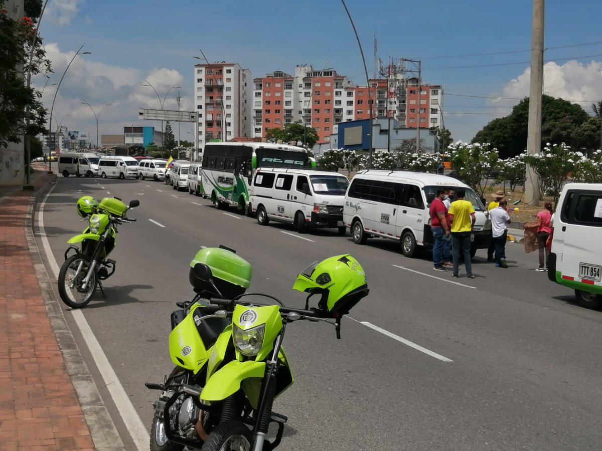 vanguardiacom's tweet photo. #ParoNacional25M | Continúa el plan tortuga del gremio de transporte especial en #Bucaramanga. Afirman que desde marzo de 2020 no han recibido ni una ayuda del gobierno y tampoco pueden trabajar: https://t.co/mgiouJkdrh https://t.co/LYSD2Y26qn