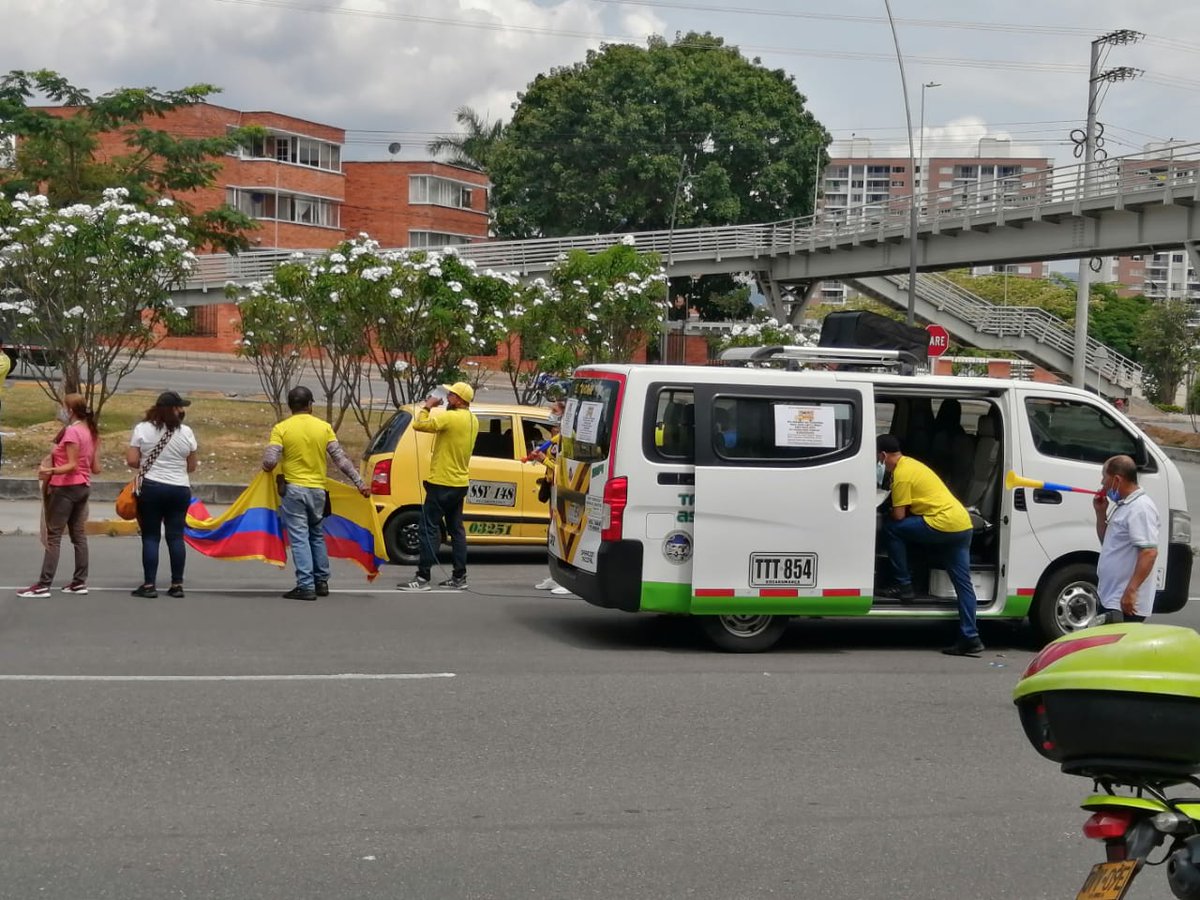 vanguardiacom's tweet photo. #ParoNacional25M | Continúa el plan tortuga del gremio de transporte especial en #Bucaramanga. Afirman que desde marzo de 2020 no han recibido ni una ayuda del gobierno y tampoco pueden trabajar: https://t.co/mgiouJkdrh https://t.co/LYSD2Y26qn