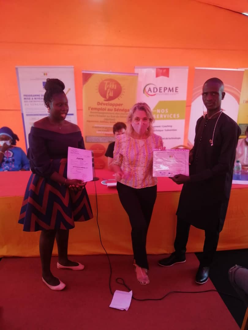 FITSenegal's tweet photo. #TekkiFii à Ziguinchor : cérémonie de remise de diplômes de certification aux apprentis et Maîtres artisans de Ziguinchor en présence de l'Ambassadrice de @UEauSenegal, du représentant #ACEFOP et du Président du Conseil Régional de la Jeunesse de #Ziguinchor Mamadou Talibé DIALLO https://t.co/vhQxuIPyuw