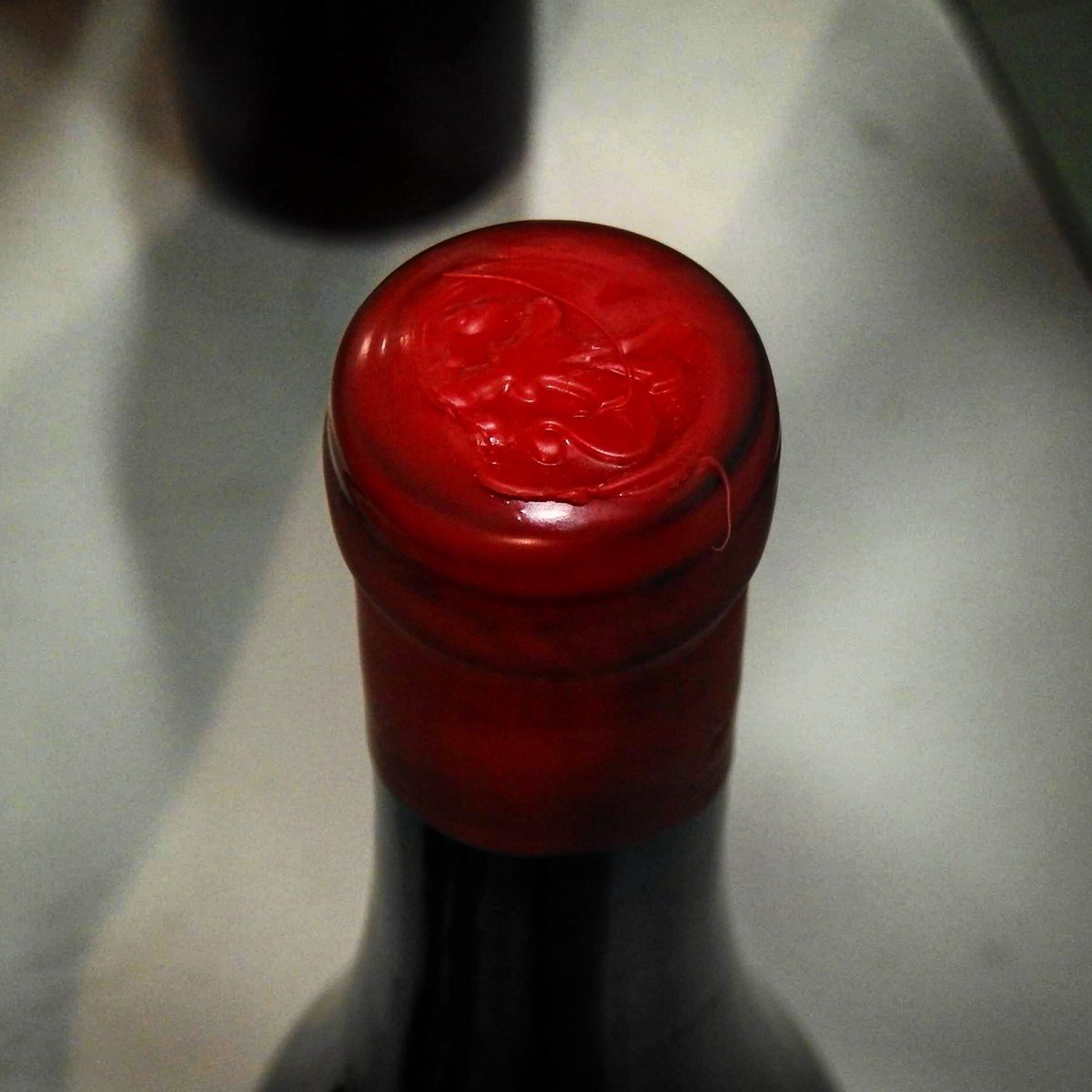 yessamarc's tweet photo. #BodegaMunicipalAgüimes 🍷🍇Hoy, hemos continuado aplicando lacre a las nuevas botellas del tinto barrica, “Señorío de Agüimes”.
Tic tac!! Muy pronto presentaremos la nueva cosecha🌱👩🏻🌾👨🌾
#señoríoagüimes #vinosgc #agüimes #tintobarrica #crianza #6meses #tintilla #listanegra https://t.co/TsqlpT4wX5