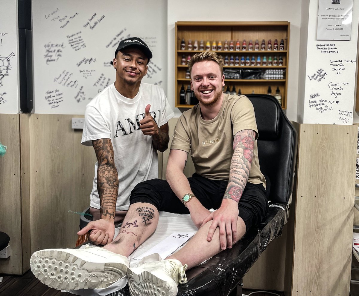 Jaack's tweet photo. I'm a man of my word... and so is Jesse.

Well played @JesseLingard 😂

(We both have vids dropping tomorrow night on our YouTube channels - see you then!🎥)

#Jlingz https://t.co/9hiHeTeAiv