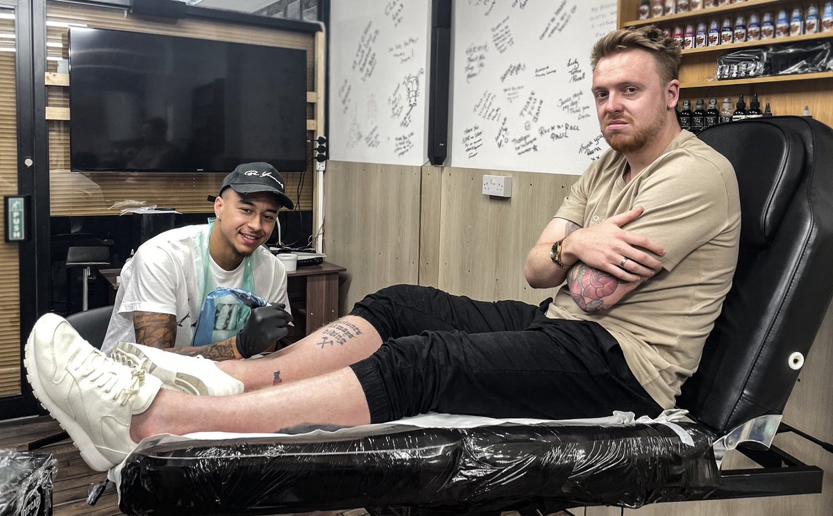 Jaack's tweet photo. I'm a man of my word... and so is Jesse.

Well played @JesseLingard 😂

(We both have vids dropping tomorrow night on our YouTube channels - see you then!🎥)

#Jlingz https://t.co/9hiHeTeAiv