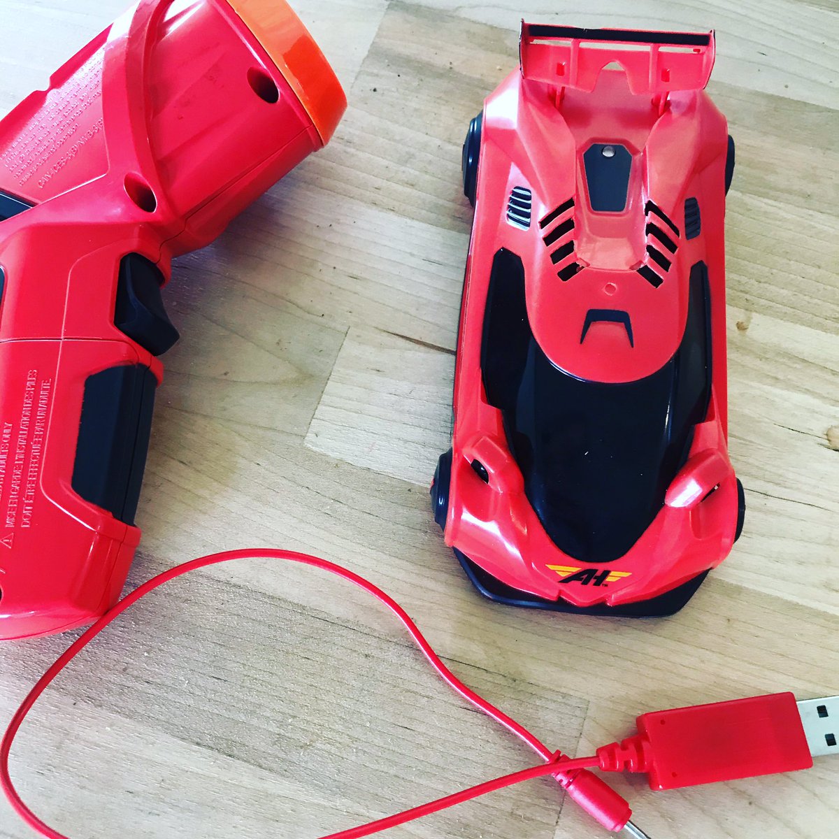 Ashley58202365's tweet photo. #MonsterJam #AirHogs #SpinMaster #tryazon
Wow! These RC monster trucks and Zero Gravity Laser car are AWESOME!! Very impressed with how far the trucks can travel away from the controller! And the little red car is so much fun to watch travel on walls and ceilings! https://t.co/9B94hHw0P4