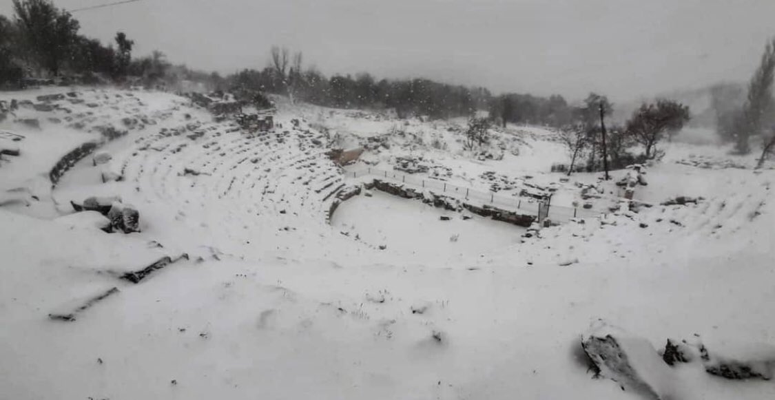 OlbaTravel's tweet photo. #Diocasearea tiyatrosu karlar altında. #Uzuncaburç #HerkesGiderMersine https://t.co/nCIdAqVHTl