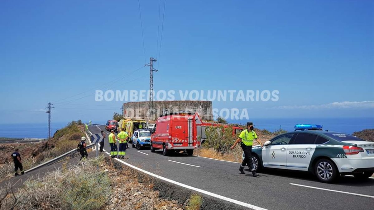 Cahora's tweet photo. 🚔🚔 Cae al vacío unos 40 metros con su coche tras desviarse de una carretera en Tenerife #Sucesos #Tenerife
https://t.co/rAjrRsOWyW https://t.co/51Z64OIV1q