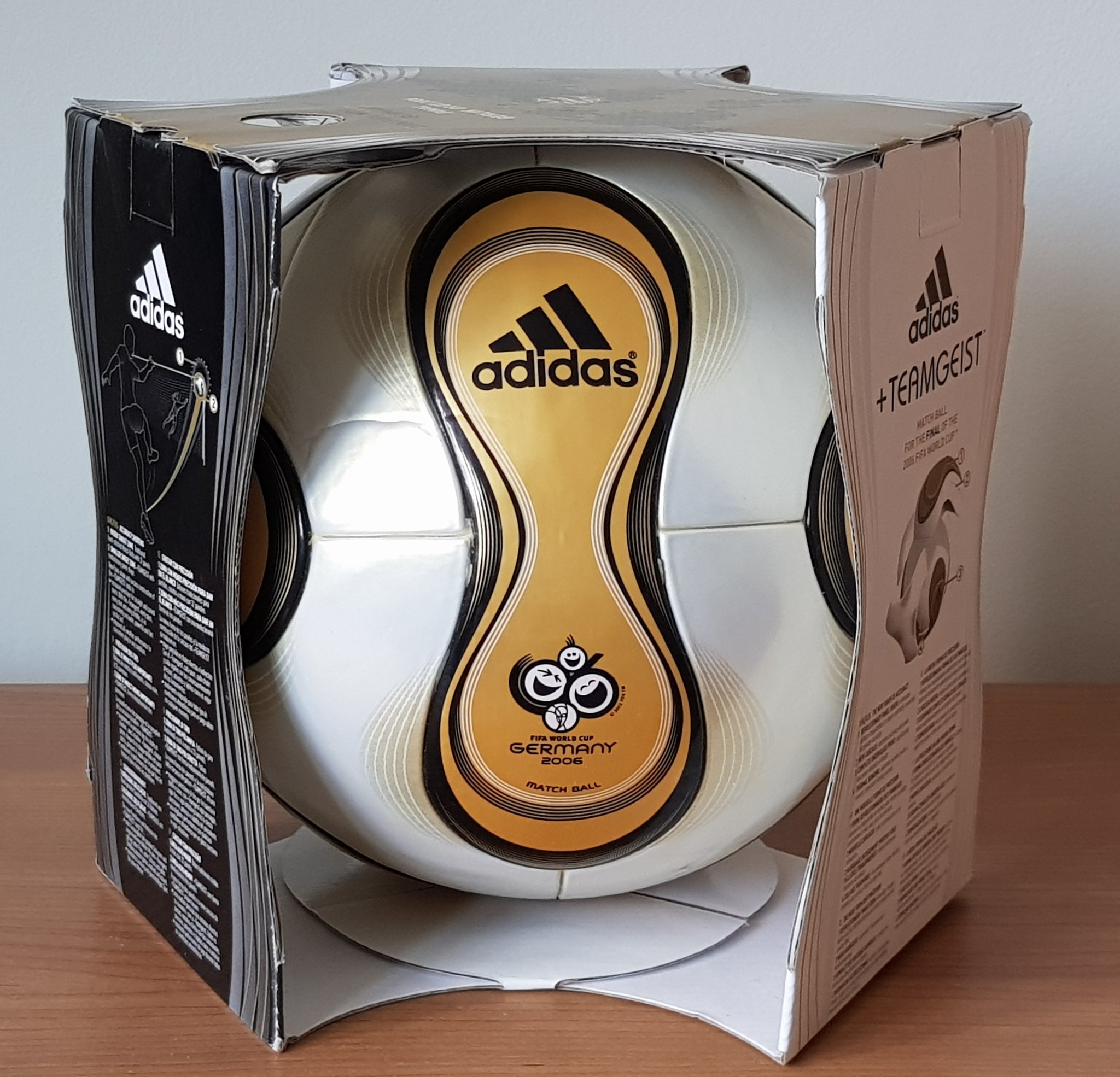 marxista césped Perder la paciencia Rob Filby on Twitter: "Adidas Teamgeist Berlin - 2006 World Cup Final  Official Match Ball - the first ever ball specifically for a final of a  world cup #teamgeist #wm06 #omb https://t.co/DvGwOPCdtw" /