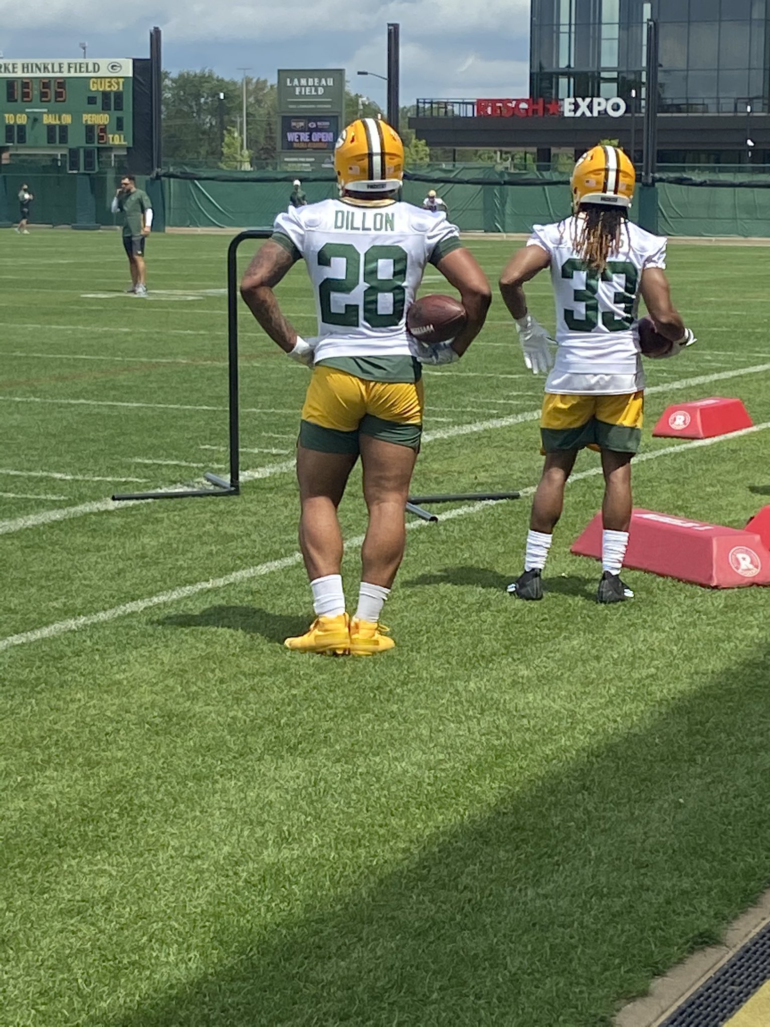 PFF Fantasy Football on Twitter: &quot;AJ Dillon and Aaron Jones play the same position 😅 (📸 @ByRyanWood) https://t.co/rduasJ5qlY&quot; / Twitter