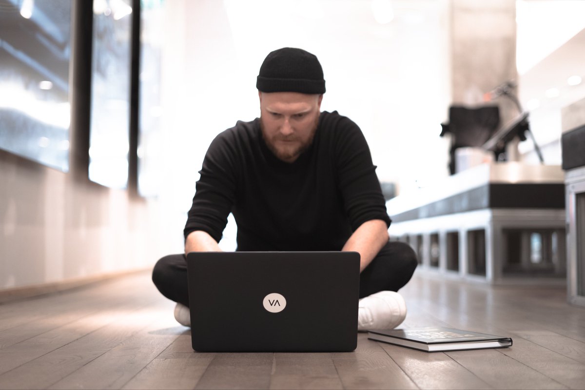 Menschen begeistern. 
Du bist der Service, den du anbietest. 
Du bist das Produkt, das du verkaufst. 
Du bist dein Geschäft. 
Du bist die Marke. 
Ich setze dich in Szene.

#logodesign #marke #branding #PersonalBranding