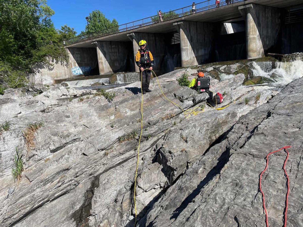 MDTOttawaPolice's tweet photo. 🚑🚑Our team is lucky to work closely with some amazing men and women from @OttawaParamedic. For #ParamedicServicesWeek, we want to send out a huge shout out and THANK YOU to our @OttMarineMedic 🚑🚑
@OttawaPolice @SheehyMA @OPSChiefSloly @OPSEastTraffic @OttpoliceMedia https://t.co/h4jta0kVIk