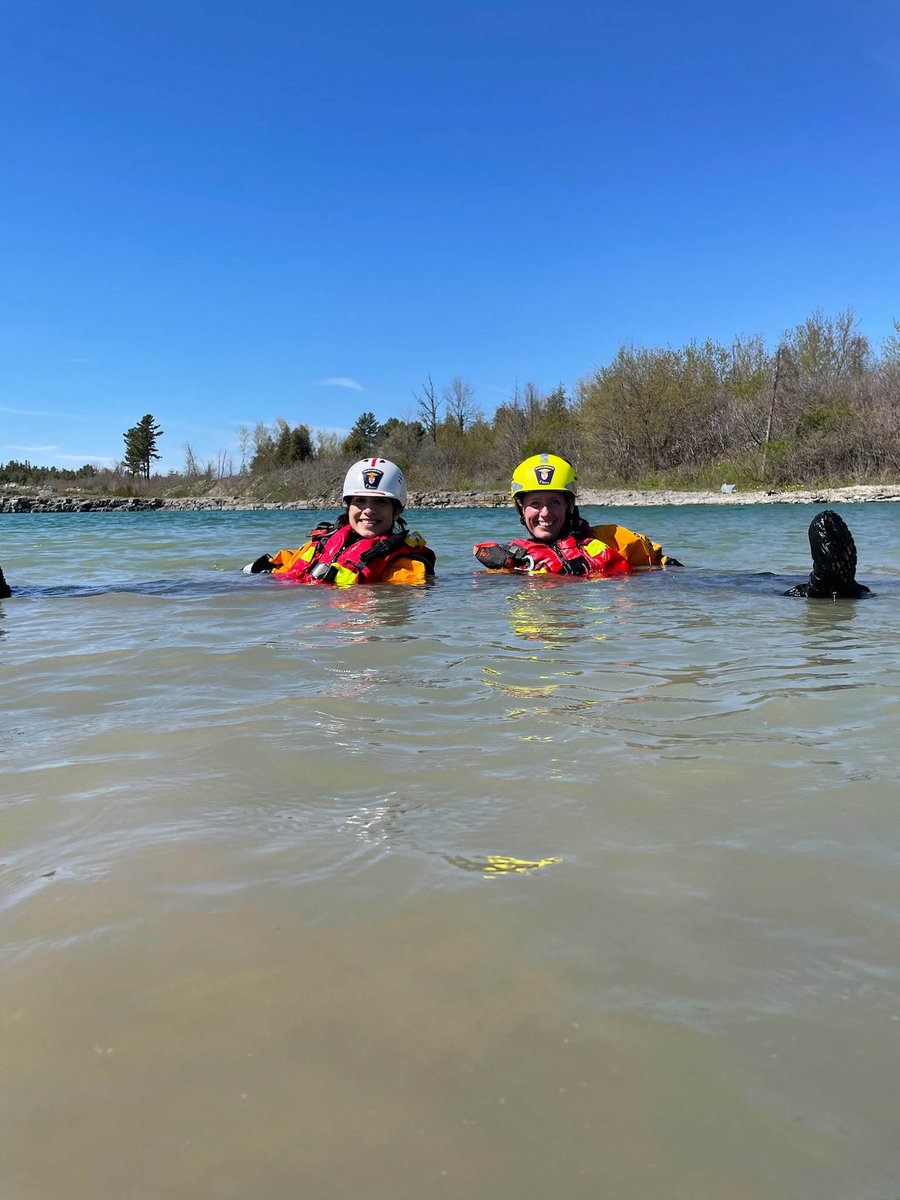 MDTOttawaPolice's tweet photo. 🚑🚑Our team is lucky to work closely with some amazing men and women from @OttawaParamedic. For #ParamedicServicesWeek, we want to send out a huge shout out and THANK YOU to our @OttMarineMedic 🚑🚑
@OttawaPolice @SheehyMA @OPSChiefSloly @OPSEastTraffic @OttpoliceMedia https://t.co/h4jta0kVIk