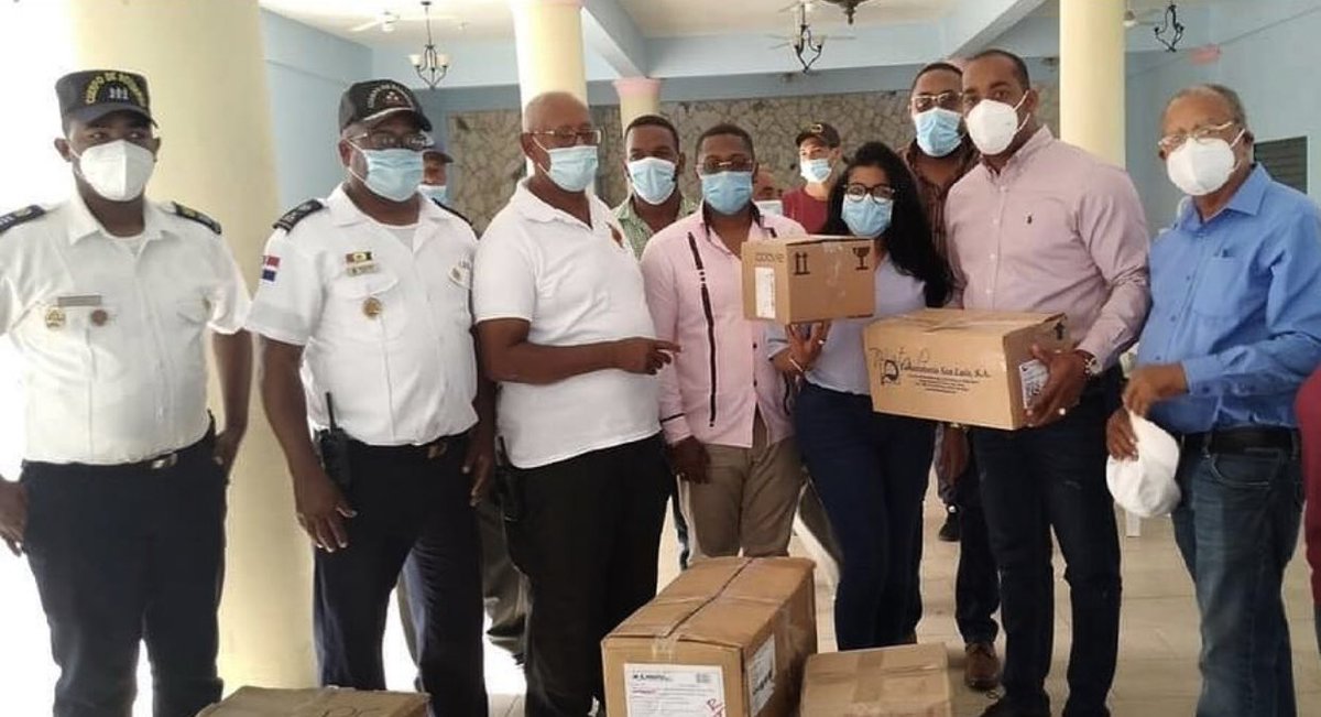 El director Nacional de “CONAPOFA” (Consejo Nacional de Población y Familia) Lic.@obedalexanderfabian Junto al equipo de CONAPOFA-ESTE  hizo entrega de medicamentos al “Cuerpo de Bomberos del Seibo Rep Dom. #conapofard #conapofaestacambiando