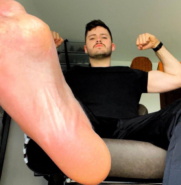 CashMonarchGER's tweet photo. A new sub got his cash pussy used hard by my giant 46EU #Germanfeet. He wanted to drain more but I refused. This is how I plant #addiction. #findom #GermanMonarch #Deutsch @RTcashmaster @Retweet4Masters https://t.co/zSWAtpaLG6