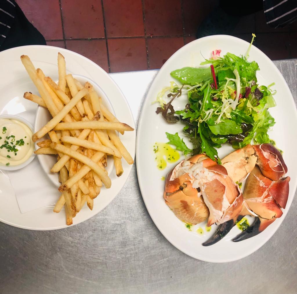 Crab or lobster? Which do you prefer? Here we have warm lobster with garlic and herb butter, and cooked crab claws, cold with mayonnaise. I’m not sure but I’m leaning towards the crab! #LobsterorCrab #CookedCrab #CookedLobster #Seafood