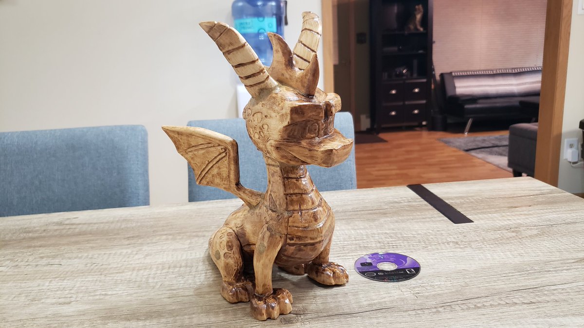 PeterKnetter's tweet photo. Been wood working in my spare time. Took 2 weeks so I'm giving myself a showing-off-tweet pass. Disk for scale. https://t.co/7tlJDyue3j