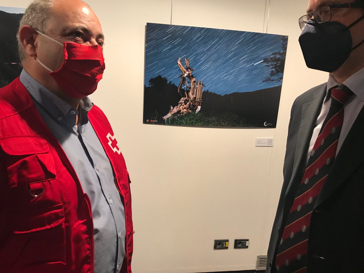 CruzRojaRioja's tweet photo. La sala de #exposiciones de Fundación Caja Rioja en Gran Vía de #Logroño acoge ‘La Mirada Nocturna 2.0’,  exposición de #Fotoadictos a beneficio de @CruzRojaRioja. El presidente de Cruz Roja, Fernando Reinares, se lo ha agradecido a Fotoadictos: “Va a ayudarnos a #sermejores”. https://t.co/XV6JbdTUfJ