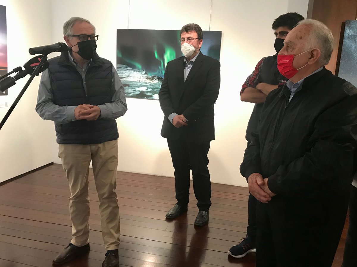 CruzRojaRioja's tweet photo. La sala de #exposiciones de Fundación Caja Rioja en Gran Vía de #Logroño acoge ‘La Mirada Nocturna 2.0’,  exposición de #Fotoadictos a beneficio de @CruzRojaRioja. El presidente de Cruz Roja, Fernando Reinares, se lo ha agradecido a Fotoadictos: “Va a ayudarnos a #sermejores”. https://t.co/XV6JbdTUfJ