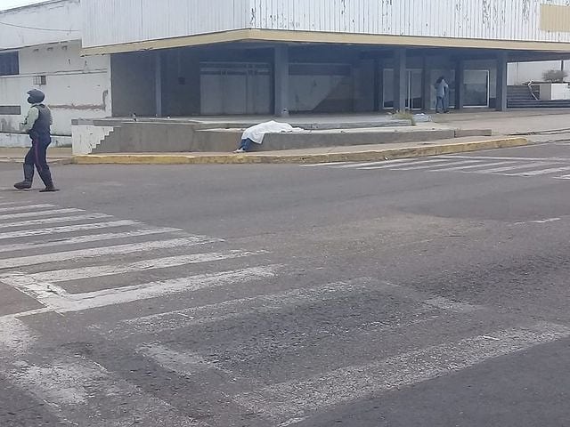 El_Consultor_'s tweet photo. Un señor mayor iba en su bicicleta por #BellaVista #Maracaibo, se detuvo ya que al parecer se sentía mal, falleció en el lugar.
Transeúntes se acercaron y le robaron la bicicleta".
Vía: @LDanieri
#Entérate #Aldía #ElConsultorAldía #Noticias #NoticiasAquí #BreakNew https://t.co/ix9IylkL4I